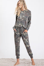 Load image into Gallery viewer, CAMO PRINT SWEATPANTS