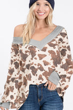 Load image into Gallery viewer, LEOPARD SWEATER KNIT V-NECK TOP WITH PUFF SLEEVES AND STITCHING