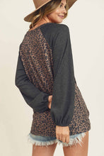 Load image into Gallery viewer, LEOPARD CONTRAST TOP WITH A V NECKLINE